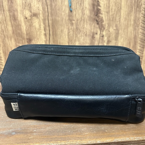 Black Travel Luggage Bag with Durable Design - Picture 3 of 8